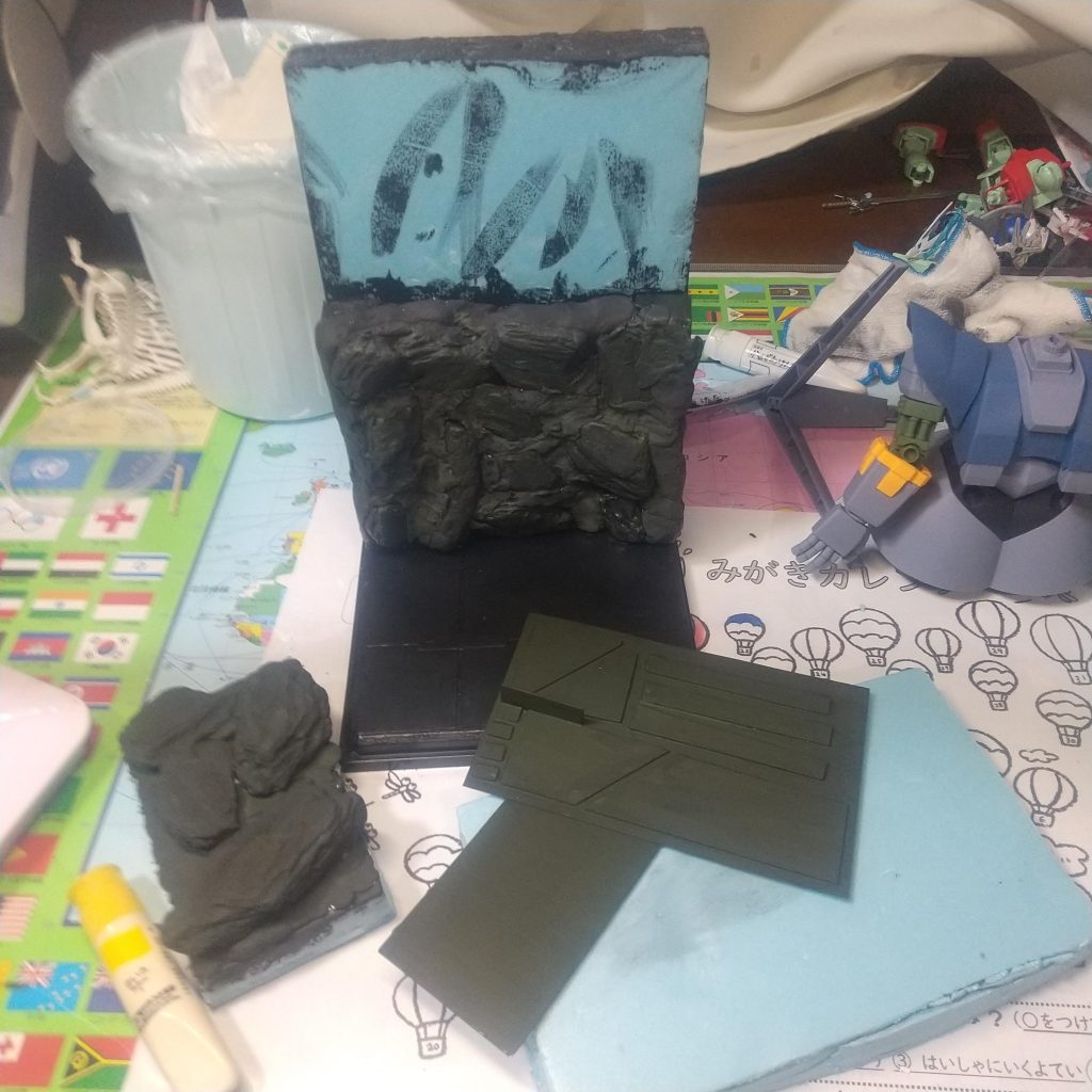 上部の基地っぽい背景もプラバン切り貼りで作る。