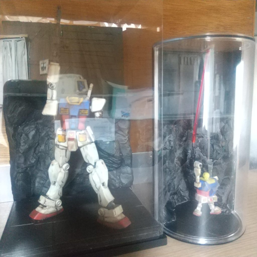 透明ケースにすっぽりと入ります。これで小学校に持って行って展示されても、触って壊されるリスクが減ると思います👍