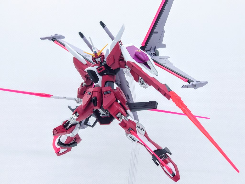 レールガンはストフリ弐式で制作したものを使用。接続用パーツのみ新たに作成しました。シールドのサーベルはキットのものでは短く感じたため、旧HGインジャのエフェクトパーツを使用しています。