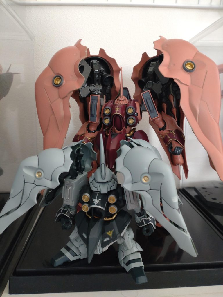 HGと並べて飾ろうと思いますがどっちもバインダーがでかいのでケースにキツキツですね