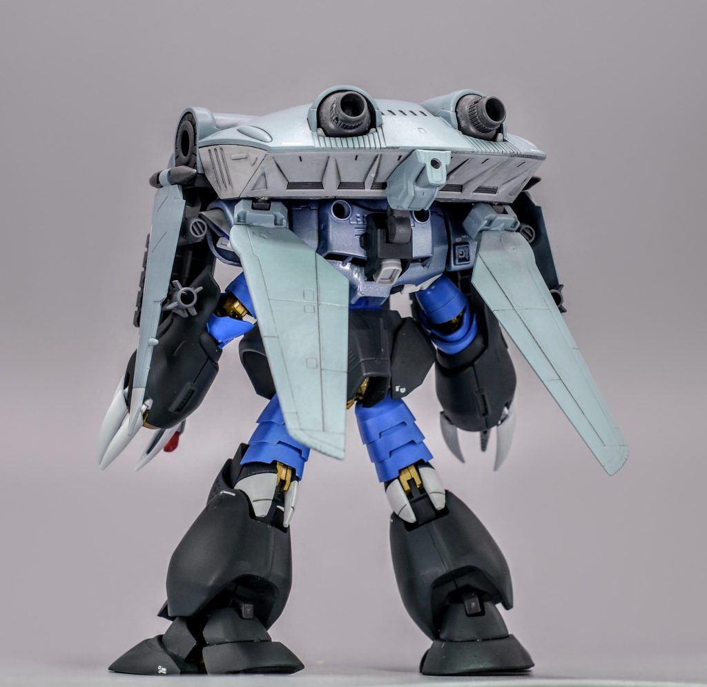 背部にプラウドディフェンダーを接続可能です