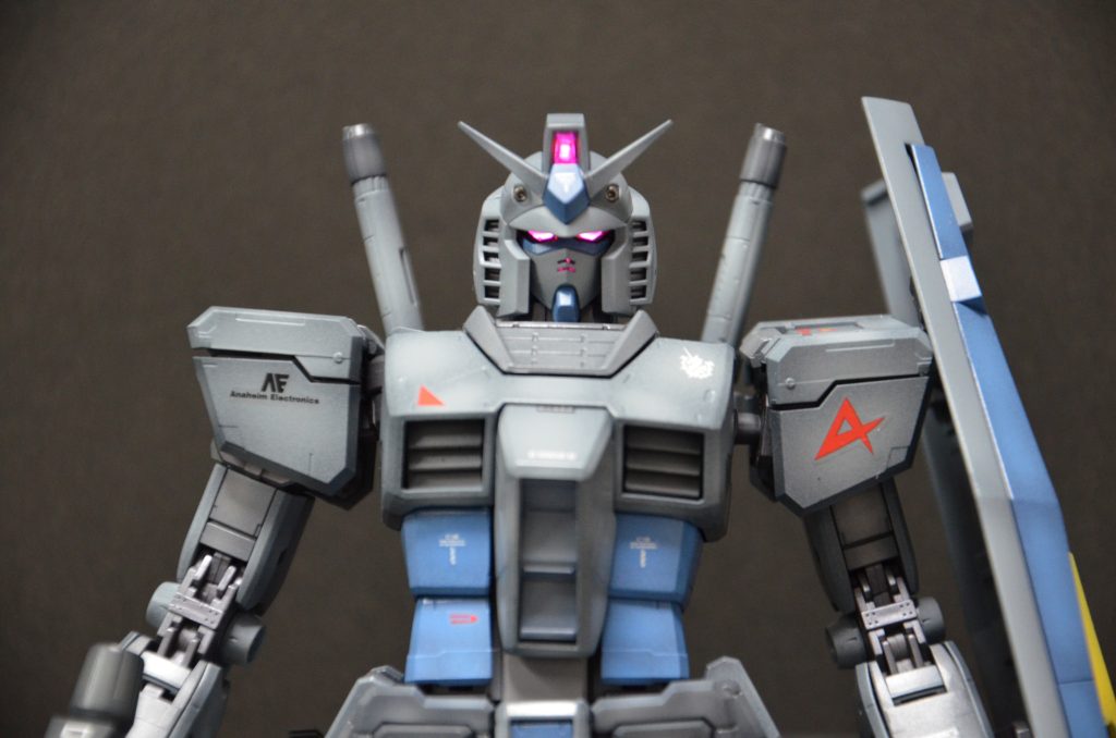 ツインアイをクリアイエローで塗装してあるのですが、仕込んだピンクのLEDの光量が強くてピンクに光ってしまいました。 