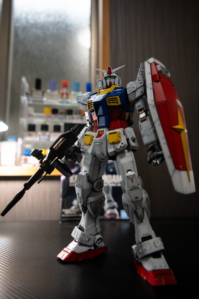 立ち姿も様になります🤩塗装はグラデーション塗装で仕上げました。細かくいうと青赤黄色の部分は黒下地から白でハイライト的に塗ったあとに色を載せてます