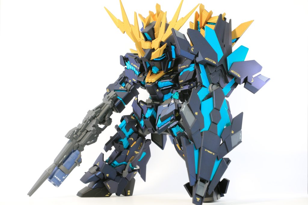 ブラックライトを使用しながら撮影していますサイコフレーム部にはガイアの蛍光ブルーグリーンを使用本体はプリズムブルーブラックアンテナはスターブライトゴールド