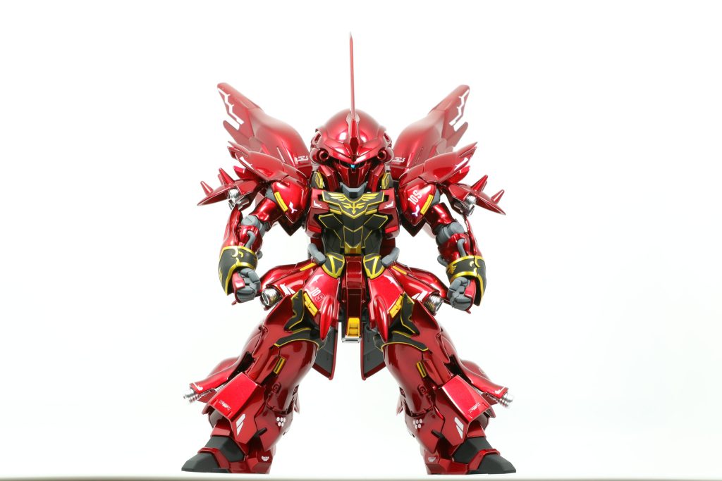 赤いパーツは黒サフ→スターブライトゴールド→ラメフレーク入りクリア→クリアレッド（ガイラノーツ）→スーパークリア→研ぎ出し→デカール貼り→スーパークリア→研ぎ出し→コンパウンドで仕上げましたエングレービングはサフ→スターブライトゴールド→クリアイエロー→エナメルフラットブラック→ふき取り