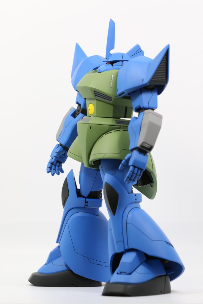 腕の関節はリバイブガンダムのパーツを使っています