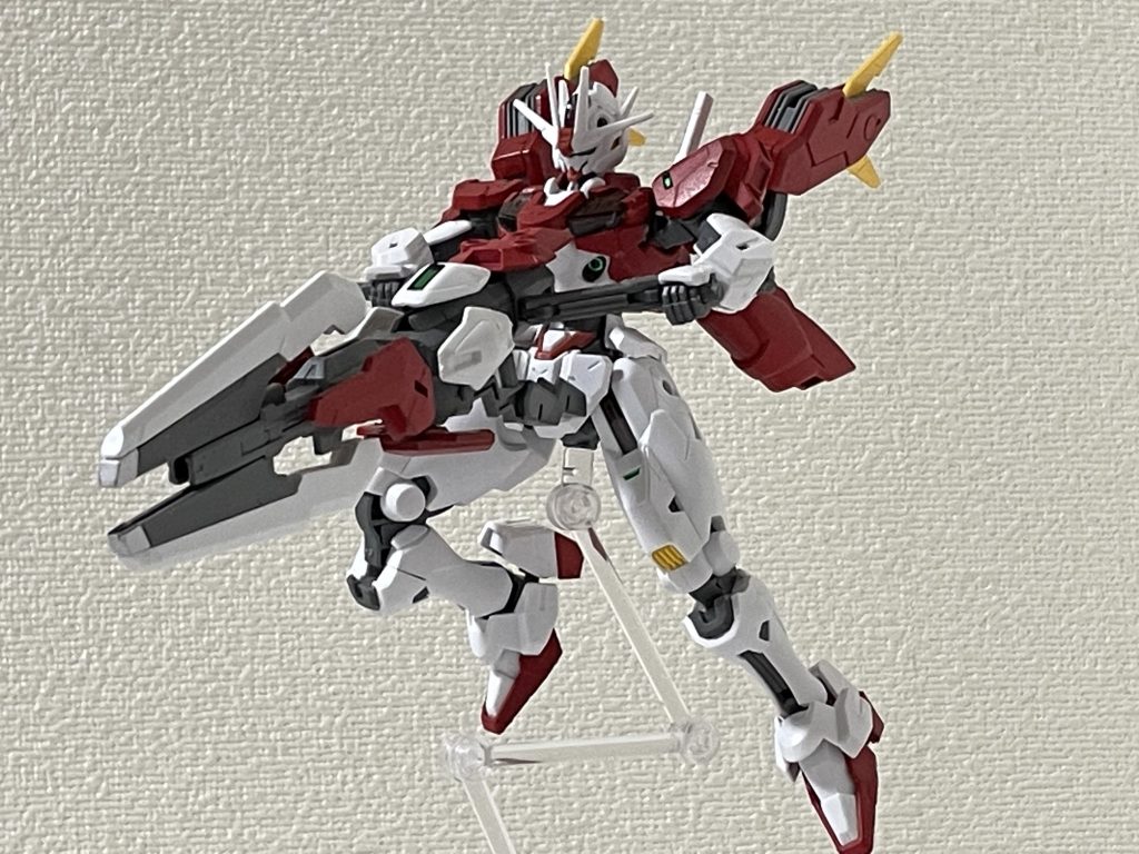 全身像。もともとのプロポーションの良さが活きています。シェルユニットが赤いので、全身赤染め。銃撃ポーズ、かっこいい！