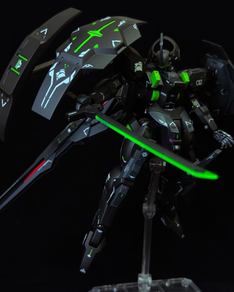 アンビカーは、新型素材の採用により、『より軽く、より硬い』仕様にグレードアップ。背後アームの取り回しが非常に簡単になっている。ブレード部は、鋭利に切削し、クリアーやコンパウンドを用いて光沢仕上げにしました。