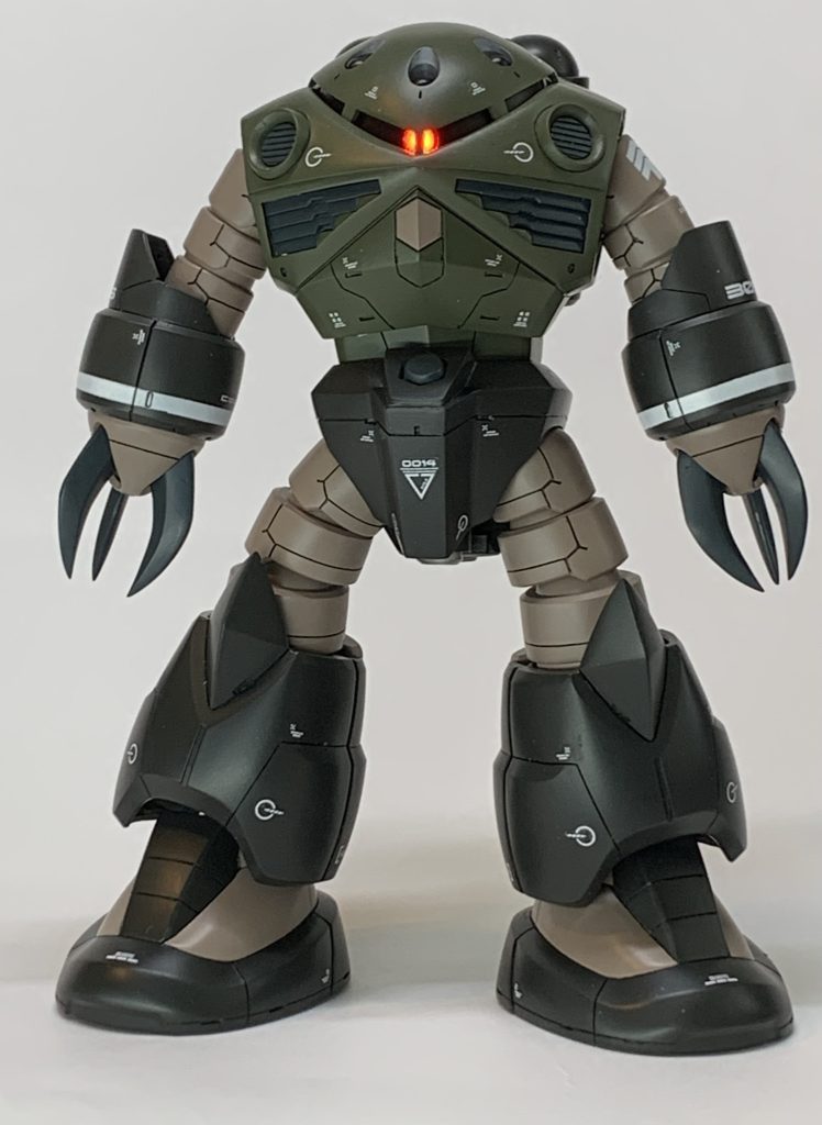 ズゴックの腕をどう捉えるかは好みの問題もあろうかと思います。RGなどに見られるように長ければ異形感がでて面白い仕上がりになりそうですが、今回は思いっきり短くしています。