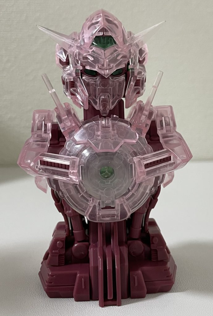 非発光状態。左右のアンテナはうまくはまりませんでした。それっぽく立てています。ここまで作るのに約2時間使いました。カプセルの中身を確認するのに雑に開けたせいで、パーツが内部ユニット、外装で混ざったためです。