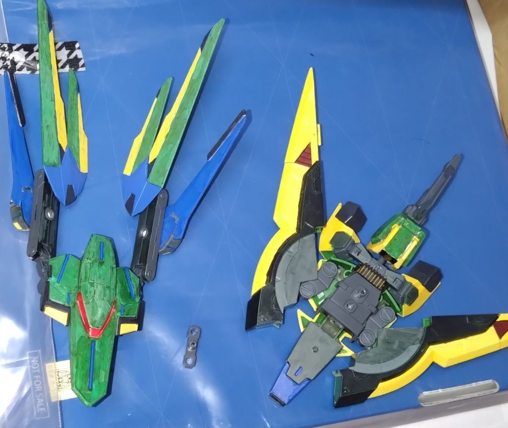 これも前の投稿でも言いましたが、キルトリアWは分離しての合体ができます。分離の際は２つにパーツが分かれ、それぞれの合体には一つのジョイントパーツが必要不可欠となっております。そのジョイントパーツは味方機との合体でも必要になったり、ならなかったり…と、機体によってパーツの必要性が変わります。分離したパーツですが、『ディフェンスアーマー』と『ソードアーマー』と呼びます。『ディフェンスアーマー』は防御がメインとなり、『ソードアーマー』はそのまま武器にもなり、それらは味方MSと合体します。