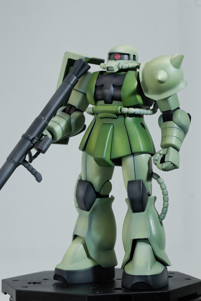 家にブックオフのジャンクコーナーで拾ってきたエコプラザクと同じくSDザクのエコプラバージョンがあったので練習のつもりで初めてグラデーション塗装に挑戦してみました。