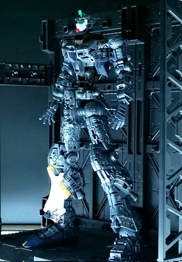 素組みベースで外装は弄らず、RGの醍醐味「フレーム」のみ色分け全塗装してます。見えんけど!RGとかMG、フレーム状態が癖過ぎてここで制作が止まってしまうんだよな〜。塗り分けても完成させると見えなくなっちゃうもんね