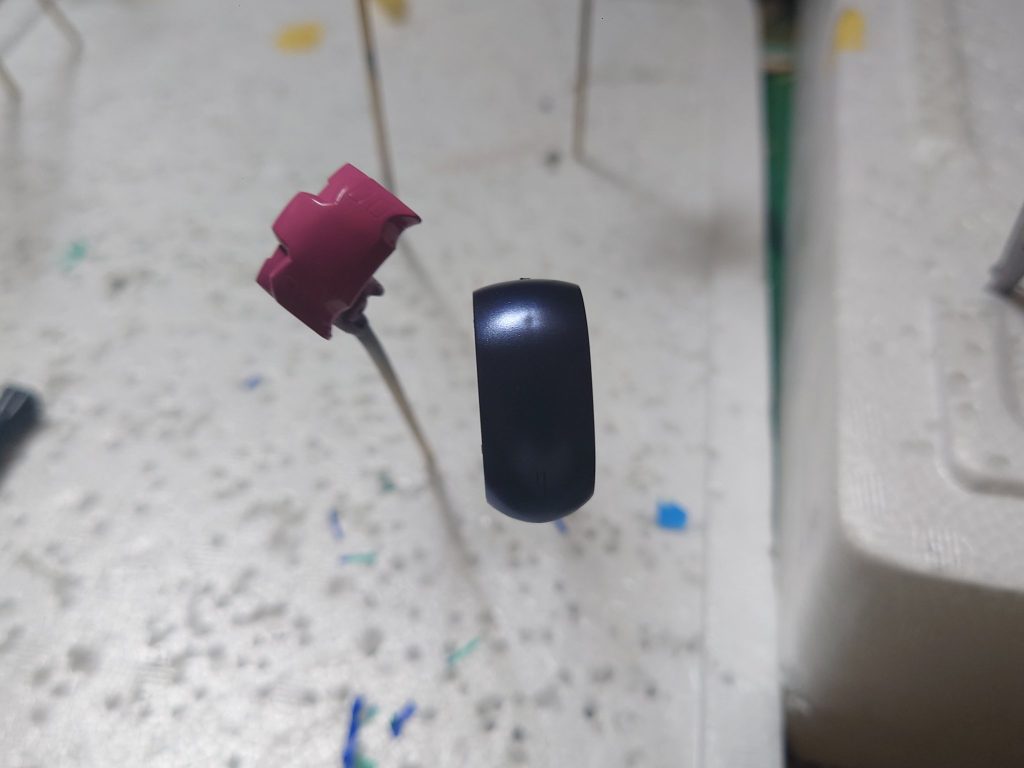 塗装レシピは黒:パールダークマーズブルピンク:ブリリアントピンク+色の源シアン(本当に少し)ガンメタ:フレームメタリック1白:コールドホワイトトップコート:半光沢 (ガンメタ部分のみ光沢)