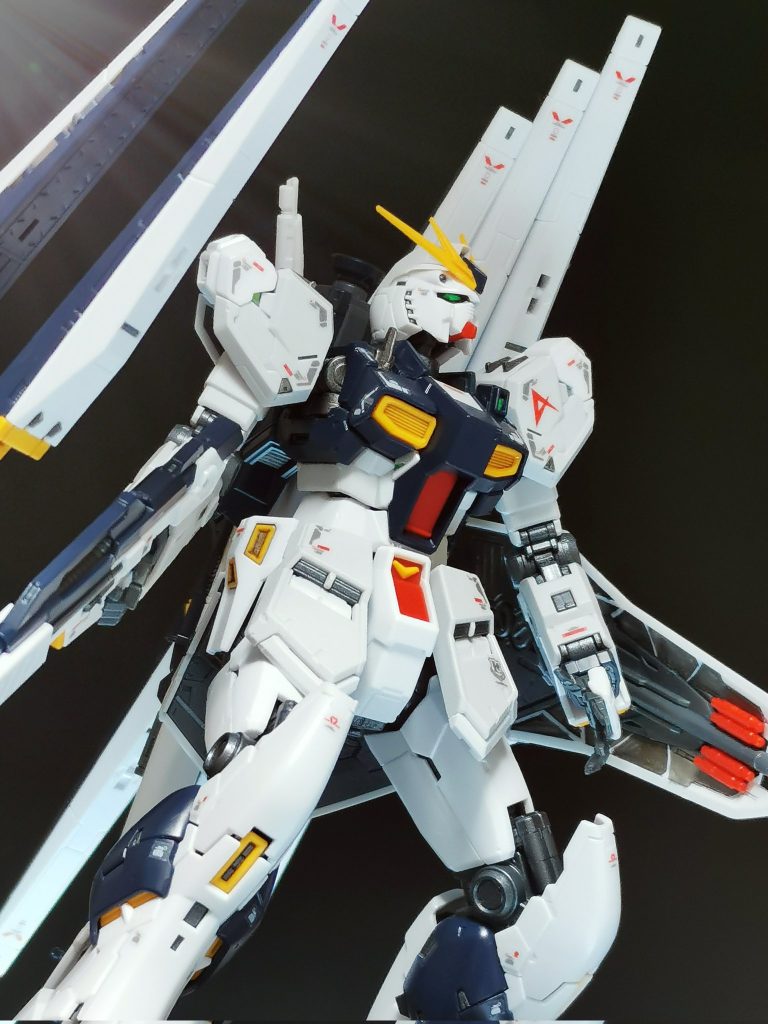 MGのフルサイコフレームみたいな大胆アレンジは好きですが、時代設定とか開発経緯的には違うので今回はMSアーカイブの設定をもとに、実際にサイコフレームのあるコクピットや、肩のサイコウェーブ送受信機のみにオーロラシールを。う〜ん、地味だけど俺的には良し!!!