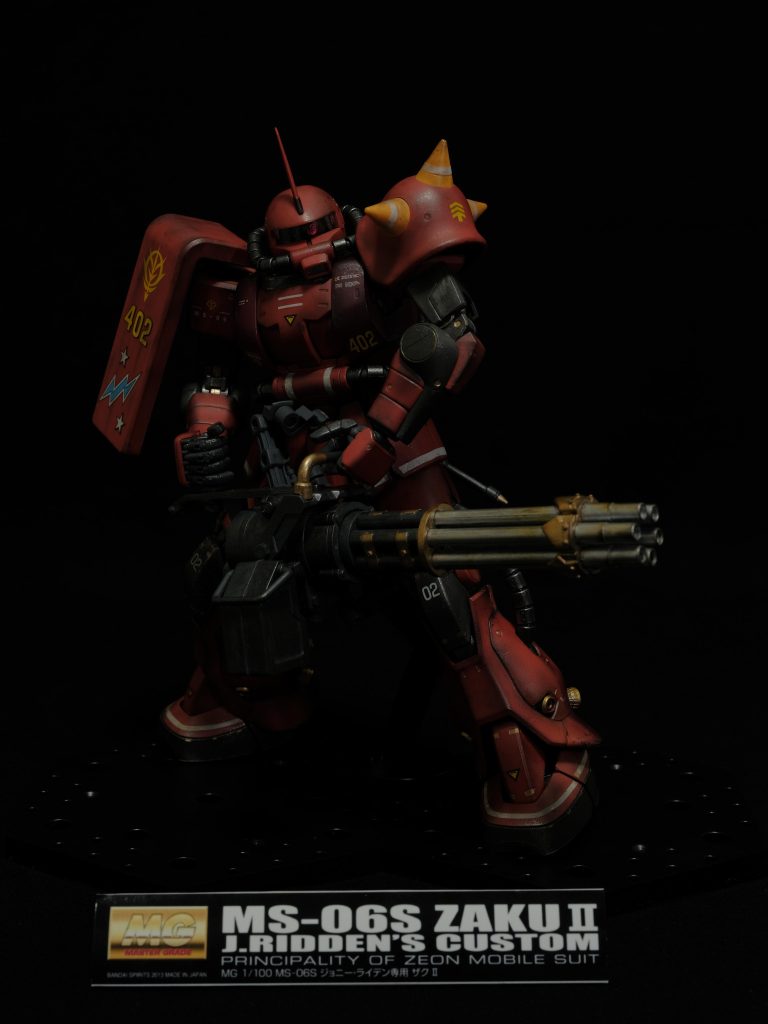 前面からの全体。戦いをくぐり抜けてきたことをイメージしてウェザリング塗装しました。また、コトブキヤのMSGからガトリングガンを持たせてみました。