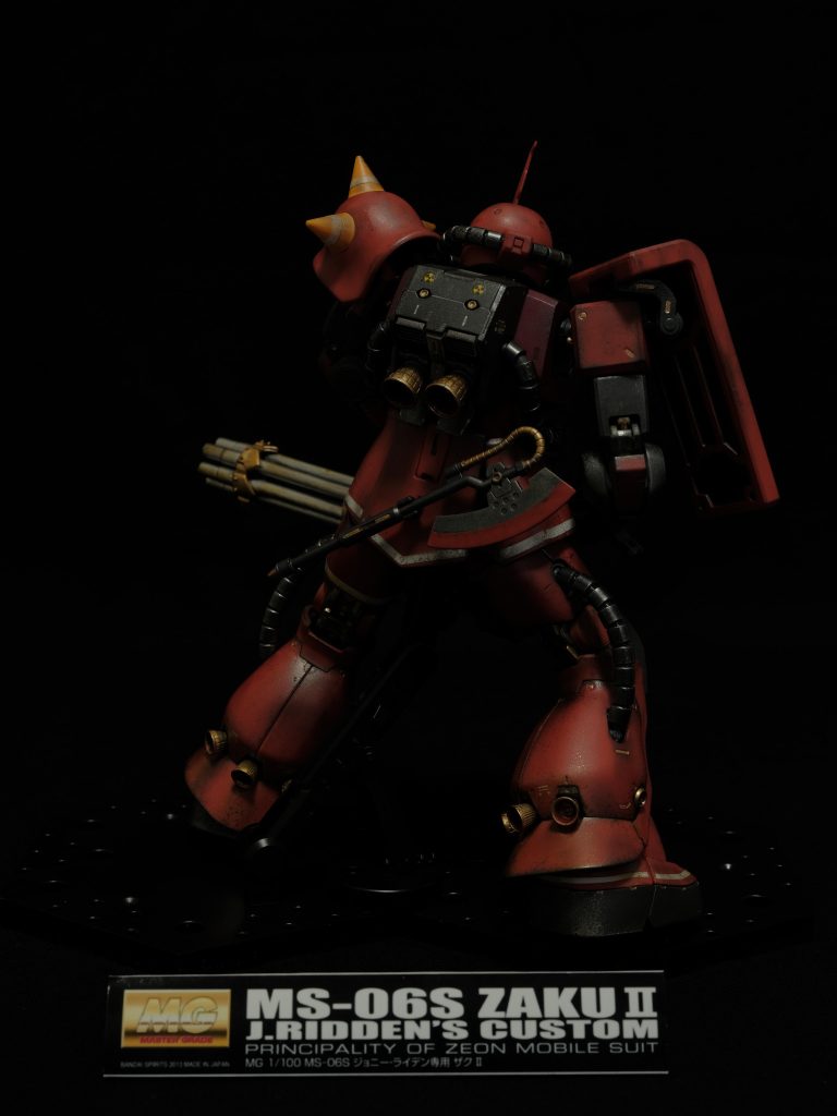 後面からの全体スカート、脚部の白いラインが特徴的なザクと思います。追伸20年以上ぶりにガンプラを作りました。2か月ほど前に、たまたま、家電量販店で見つけたMGガンダムVer3.0を購入し、作ったところ、すっかりハマってしまいました。また、ガンプラの進化に驚きました。ちょいちょい作っていきたいと思いますのでよろしくお願いします。