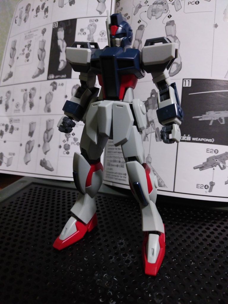 最初はデュエルガンダムカラーのストライクダガーを作るつもりで、部分塗装で1ヶ月ほどで仕上げる予定でした