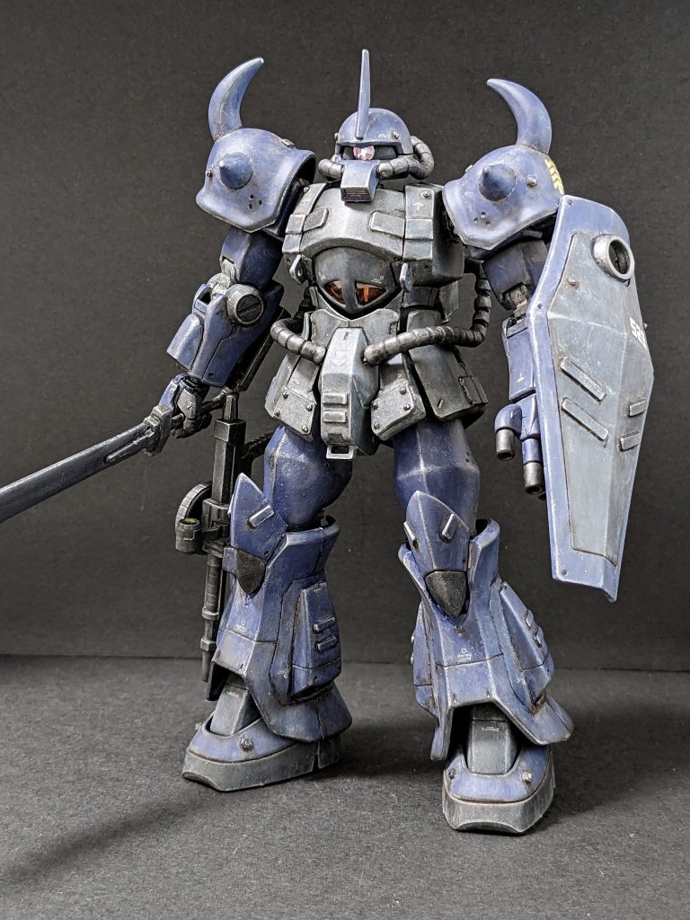 【正面】マルチホワイトとグレイッシュブラウンでウォッシングしていますが、もう少ししっかり錆色を使った方がアクセントが付いた気がします。なお、中距離用にザクマシンガンも装備。