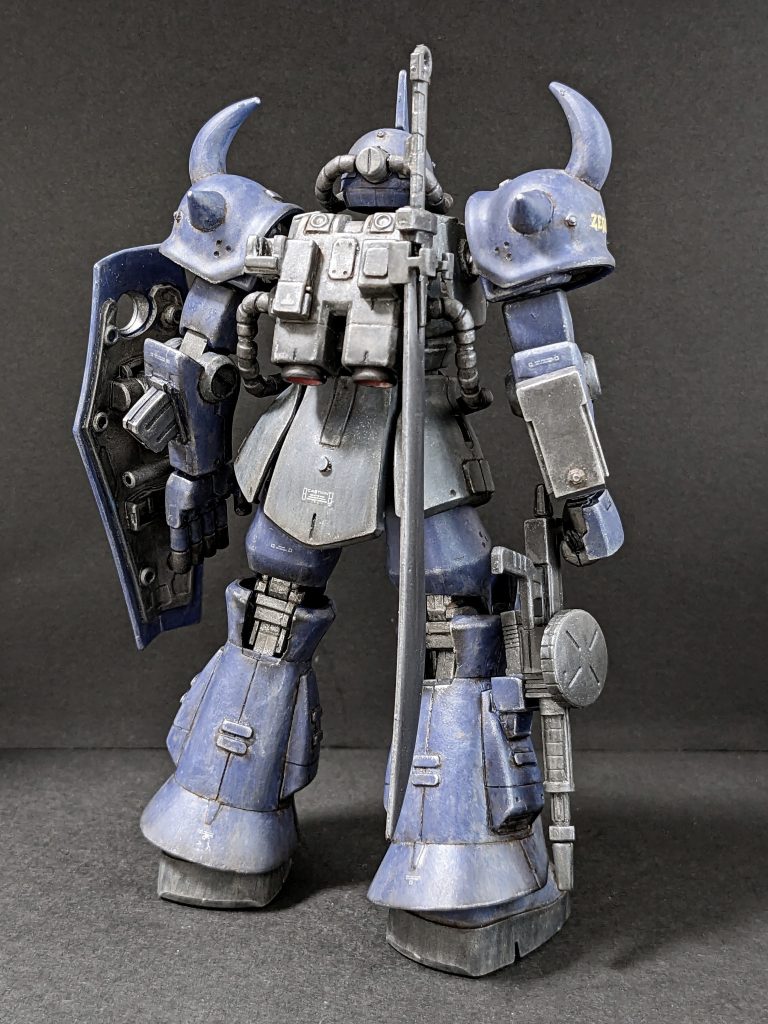 【背面】フィンガーバルカンにマガジンをつけておきました(それに伴ってシールドの取付位置も変更)。実体刃のヒートソードはバックパックにラックを追加(本当はシュツルムファウストも左側にマウントしていたのですが紛失しました)。