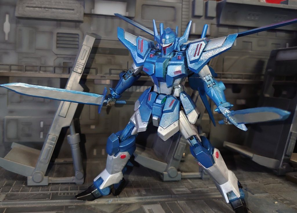 ロウ・ギュールが改修し叢雲該がテストパイロットを務める武装はソード２本・ビームサーベル２本の近接戦闘用