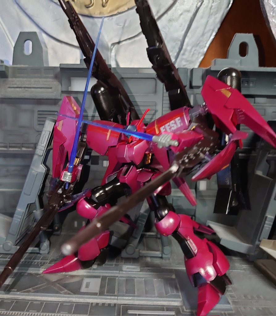 ２号機は市販の１号機にパーツを足した構成なので余った１号機パーツをキャノンパーツの横に増設普通のマニュピュレーターなので差し替えてサーベル持てるように 