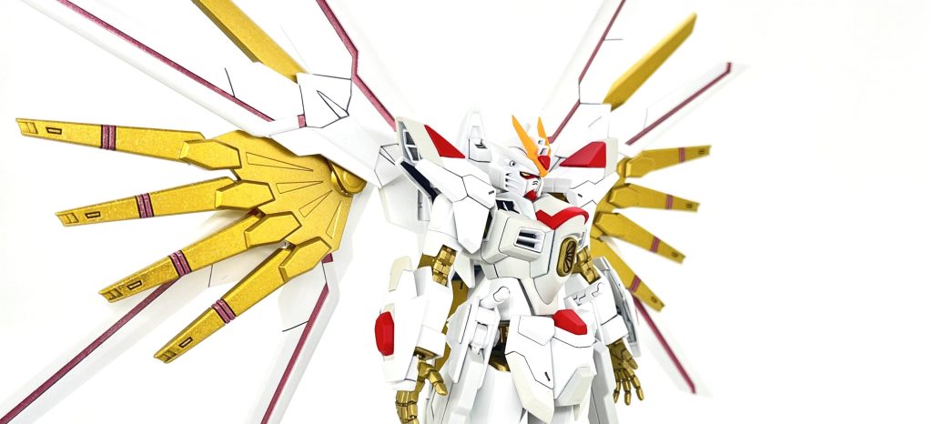 弐式本体をプラウドディフェンダーに合わせて白メインにカラーリング変更色モチーフはご祝儀袋名称はマイティ―が長いから外してC.E.エンゲージはU.C.エンゲージより(語感がよかった羽のピンクラインはパールライトレッドで全塗装 金羽と一緒にラメフレークでキラキラにしてます(写真じゃ伝わらない🙃