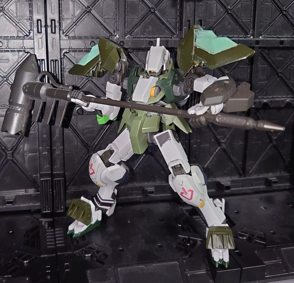 貰ったバルバトスの手足をグレイズと交換ウォーハンマーはウヴァルの物両肩装甲はジャンクの1/144ゲイツ（SEED）の肩と足のつま先部を合わせたものアンクルアーマーはゲイツの足の後部を追加アーマーとして過去の作品でもたまにしてますが足のパーツは前後に斬り分けると装甲ぽく使えます