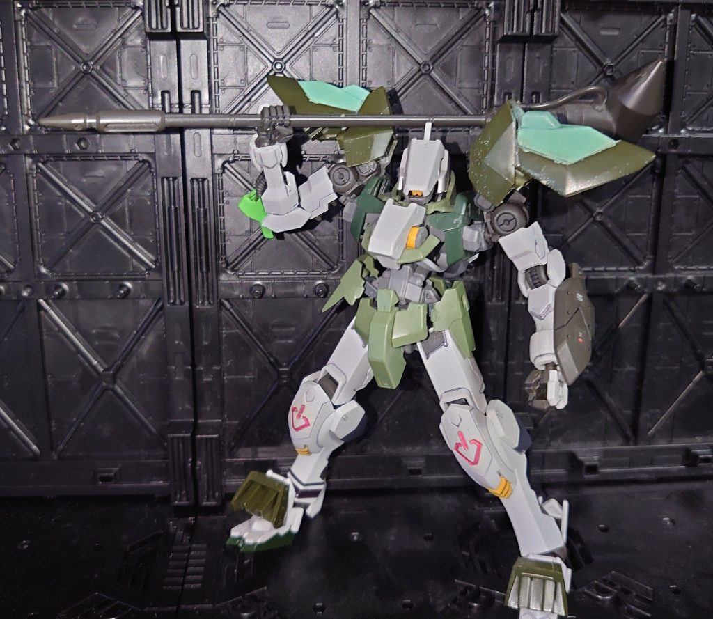 対MA戦でガンダムフレームを支援するグレイズの１機複製されたガンダムフレームの手足（ツインエイハブリアクターは失われた技術ということで複製できず）をもつ