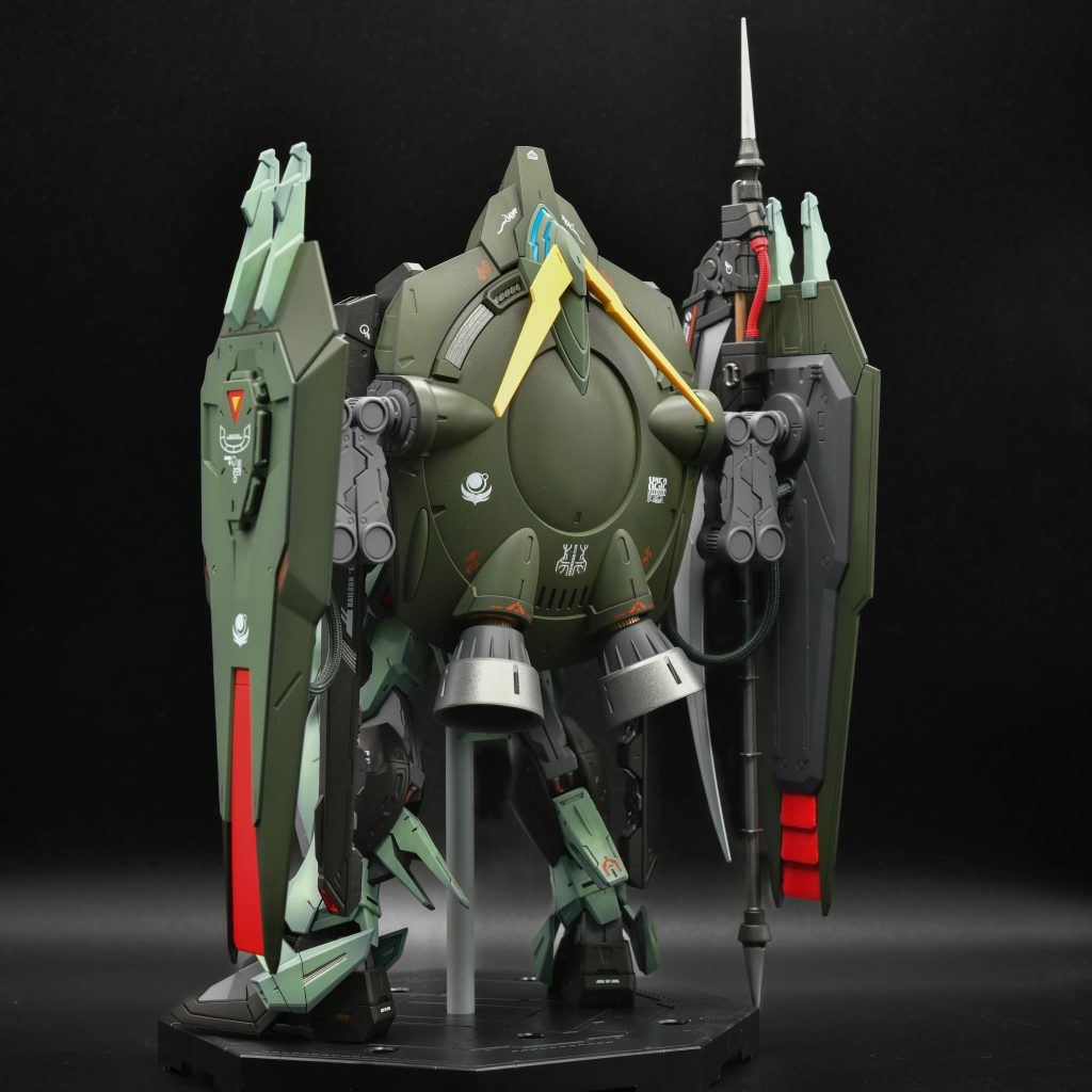 最近のキットですがヒケが目立つところがいくつかありました。両腕、シールド、レールガンなどを処理しました。シールド先端の突起パーツの肉抜き穴も埋めています。