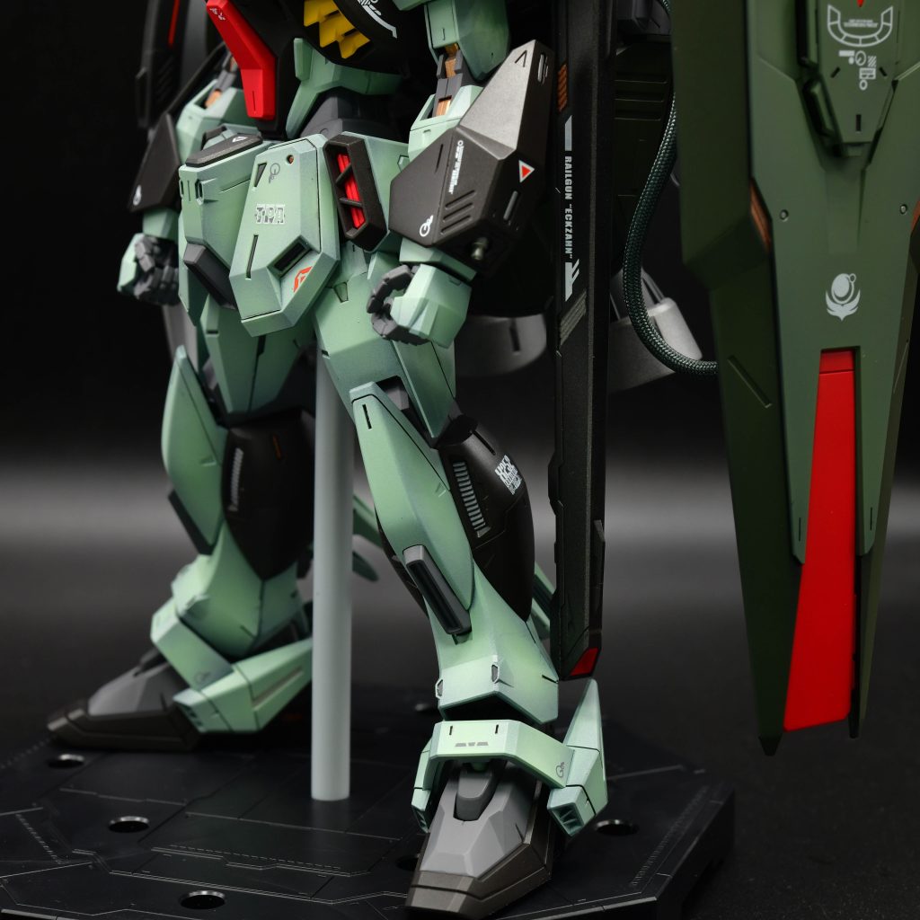 わかりにくいですが、腕の関節やシールドのモールドなどに金色の差し色を入れています。