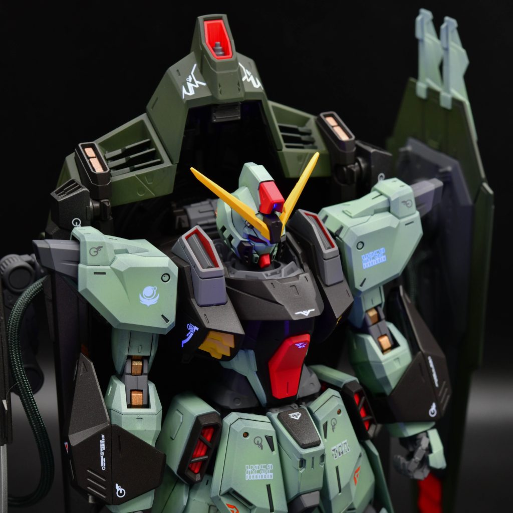 両肩のスラスターの赤い塗り分けはエナメル塗料で筆塗です。ここ以外のスラスターはパーツ分割されていないので諦めましたw