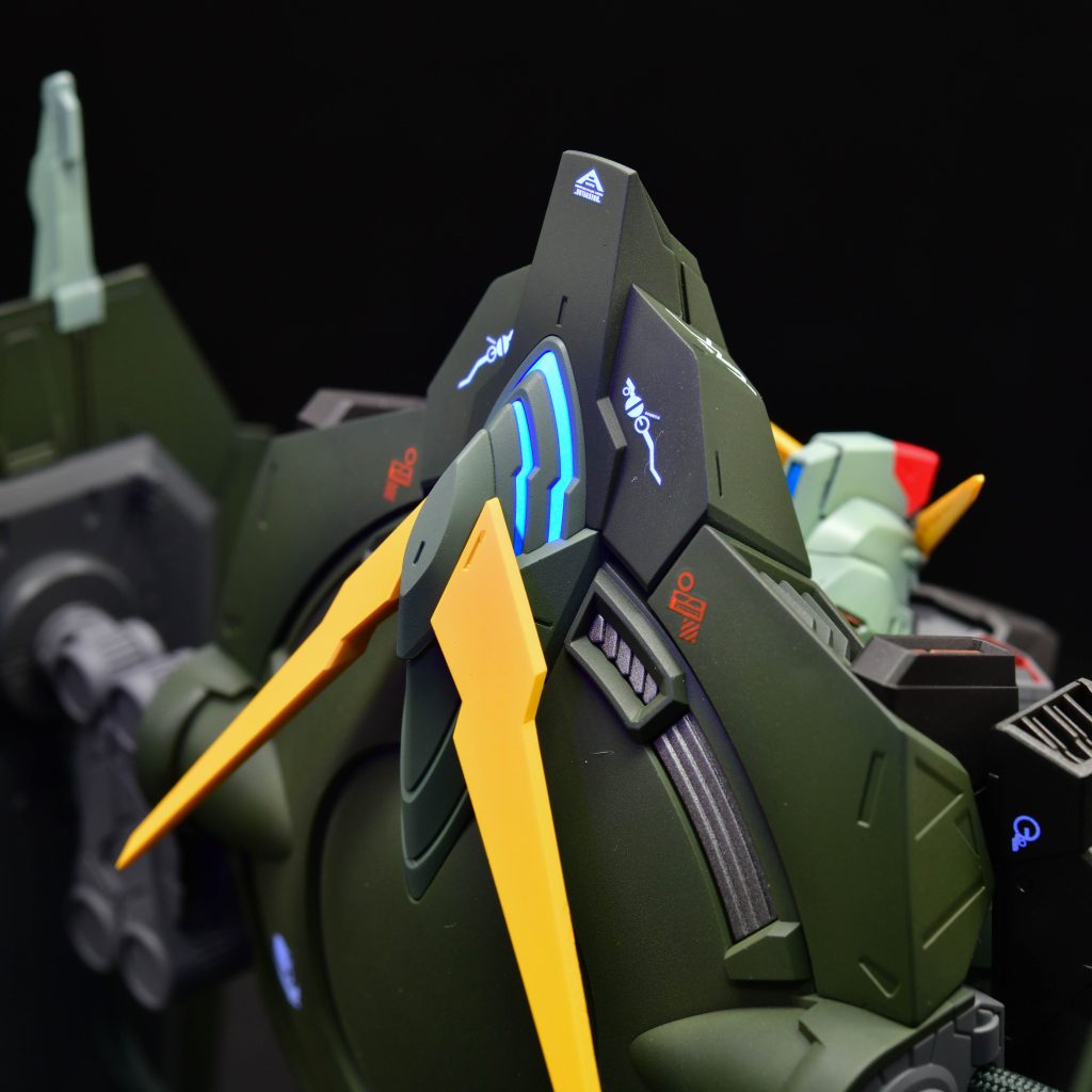 ツインアイや背中のバイザーは設定ではブルーなのですが、蛍光ブルーを持っていなかったので、白サフの上からクリアブルーで塗装して蛍光クリアを吹いています。