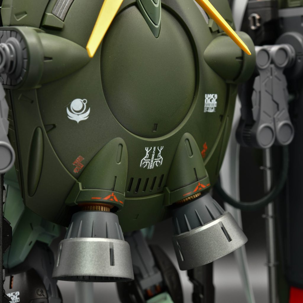 バックパックも黒立ち上げ塗装で仕上げました。バーニアの付け根も金色で塗り分けしています。