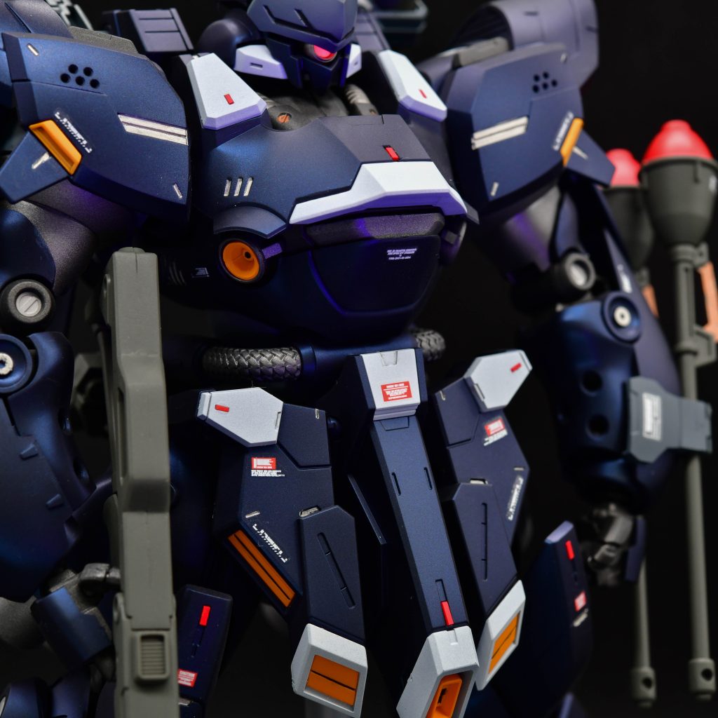 最近、レッドチップを量産したので、各所に散りばめました。肩や腕の丸モールドはピンバイスで開口して面取りビットで仕上げています。