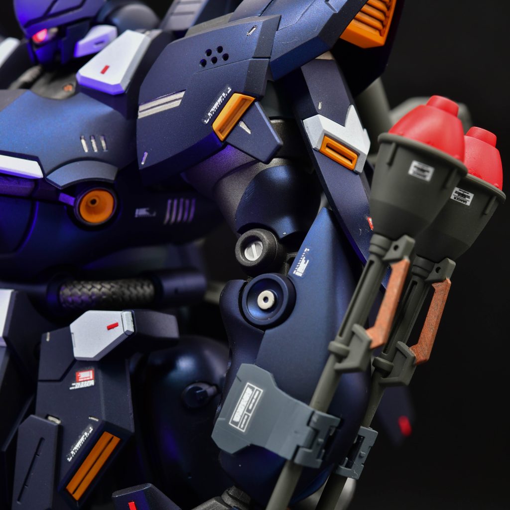 肘の関節にはメタルパーツを貼っています。腕のウエポンラックは丁寧に塗り分けました。