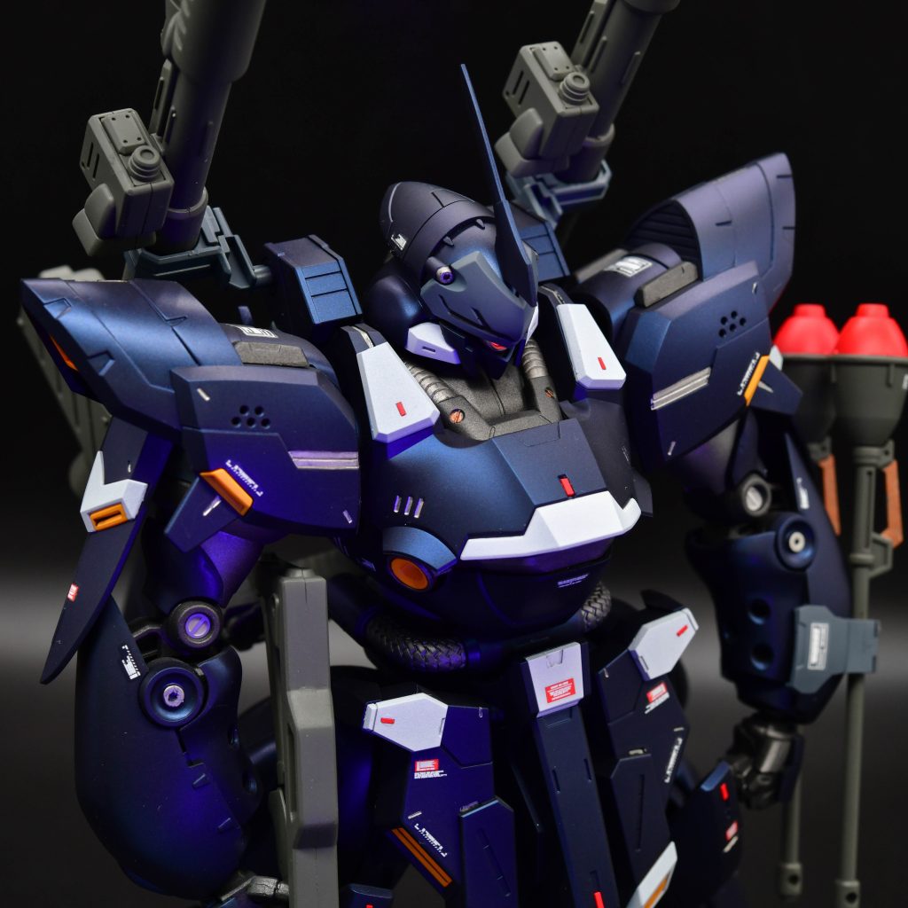 モノアイはハイキューパーツのHDプレートを使っています。各部の細かなモールドはエナメル塗料で筆塗しました。