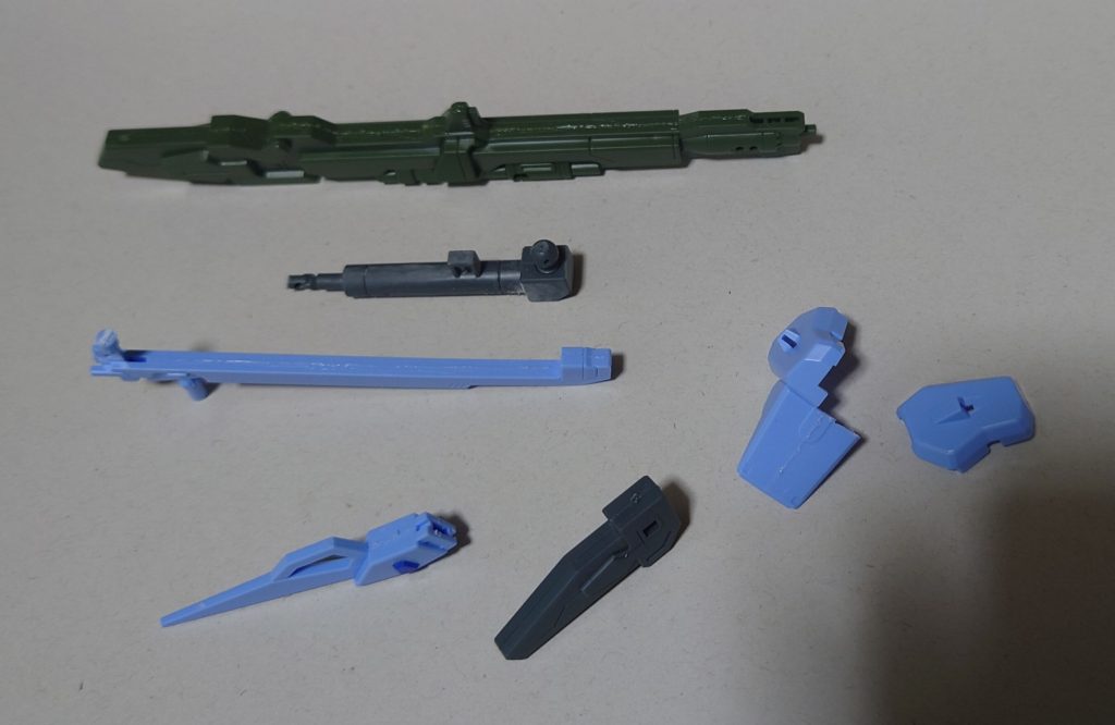 合わせ目消し加工(接着剤乾燥)中のパーツ。