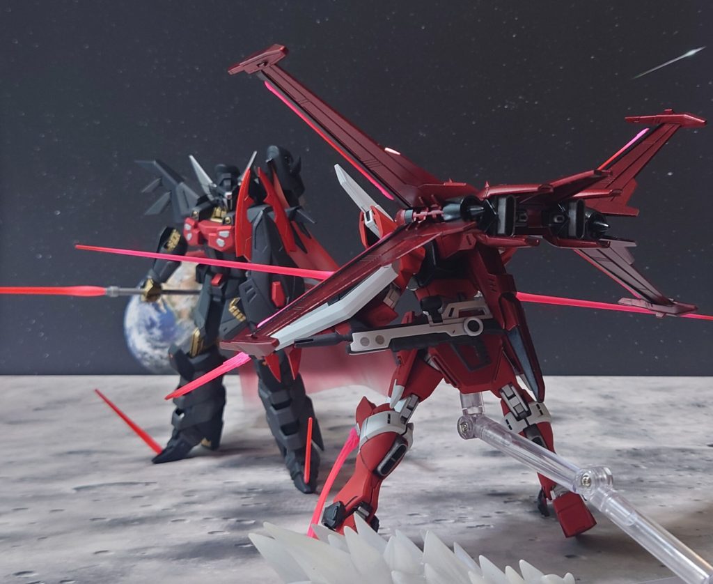 “大丈夫か、キラ!”キラのピンチに駆け付けた“ジャスティス”。2対1の悪条件から、片方を引き受ける。