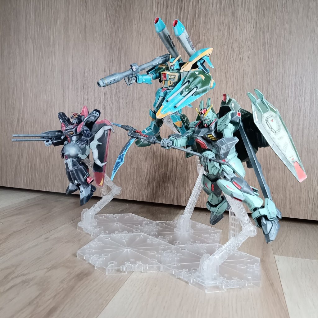 背景に収まらないので、部屋の入口で撮影。