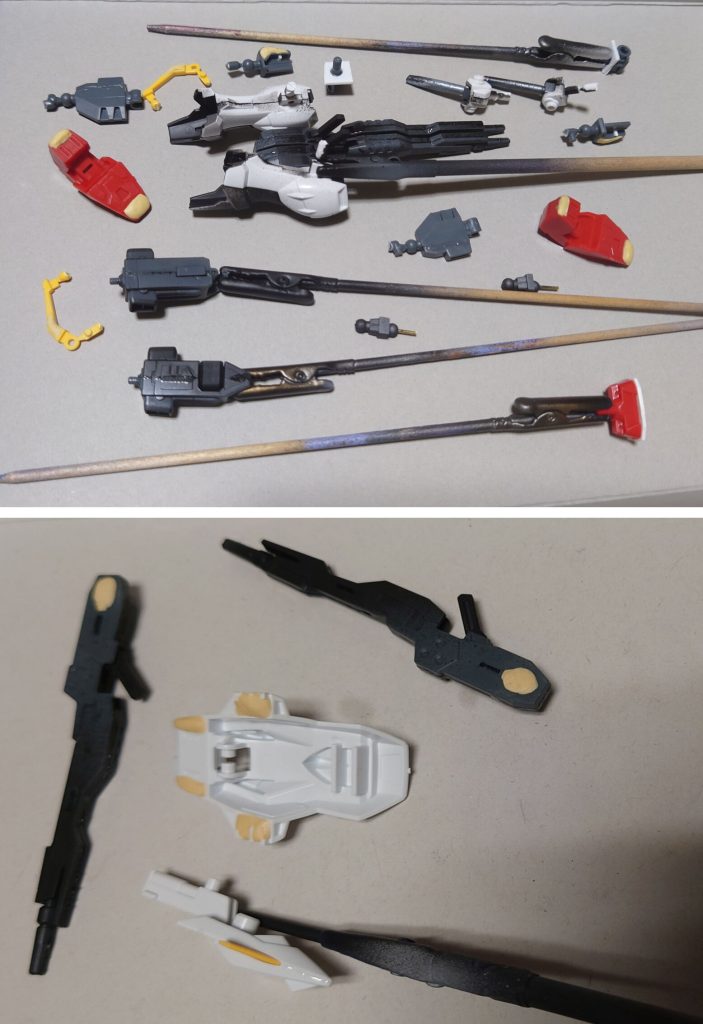 パーツ加工中の1枚。合わせ目消しを行うパーツは、後で塗りにくくなる箇所(主に内側になるパーツ)を、事前に黒サフで塗りつぶしてから、接着しています。