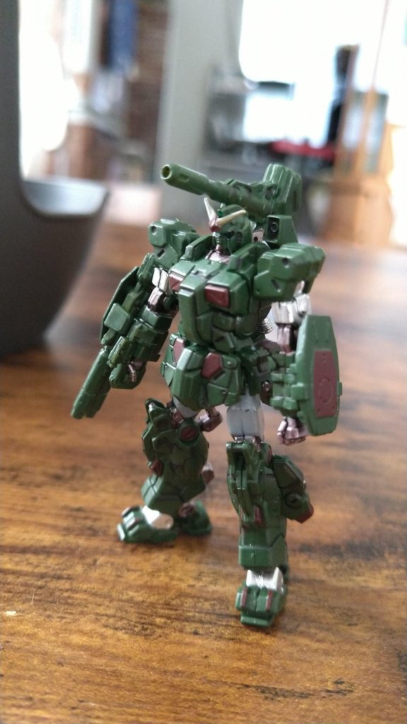 なるべく丁寧にと塗りました。水性ホビーカラーとガンプラマーカーですが、一部塗り途中に割れました。瞬間接着剤でリカバーしてます。シルバーがラッカー系使ったのがいけなかったかと思います。