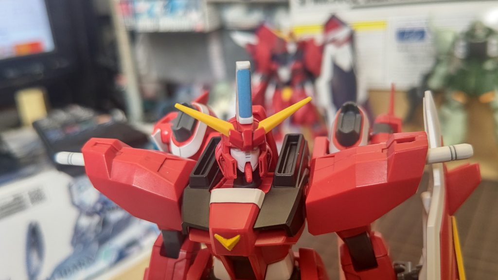 加工後です。ゼータガンダムっぽさを意識して鼻の下を削り込んでます。マスク自体も奥に位置するように裏側を削って微調整してます。