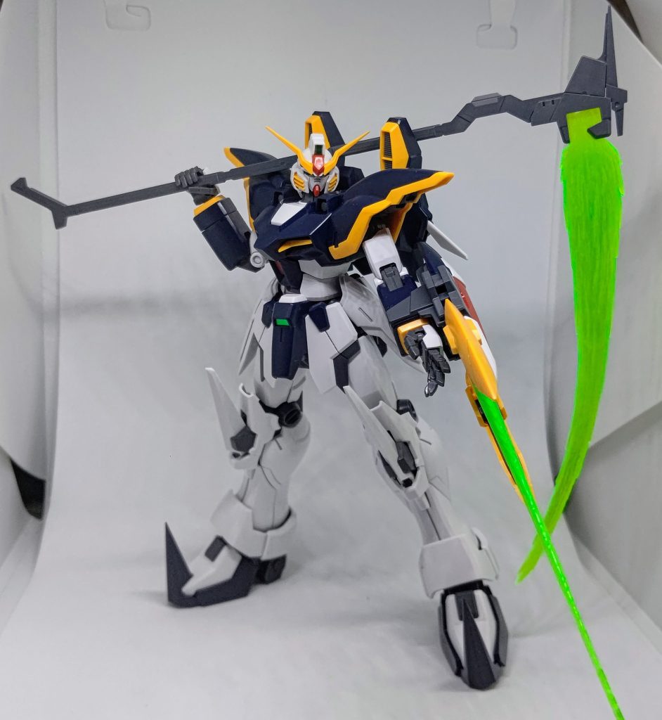 ビームエフェクトを取り付けたところ。鎌が大きすぎて、肩にかつがないと撮影ブースに入り切らないぜ。