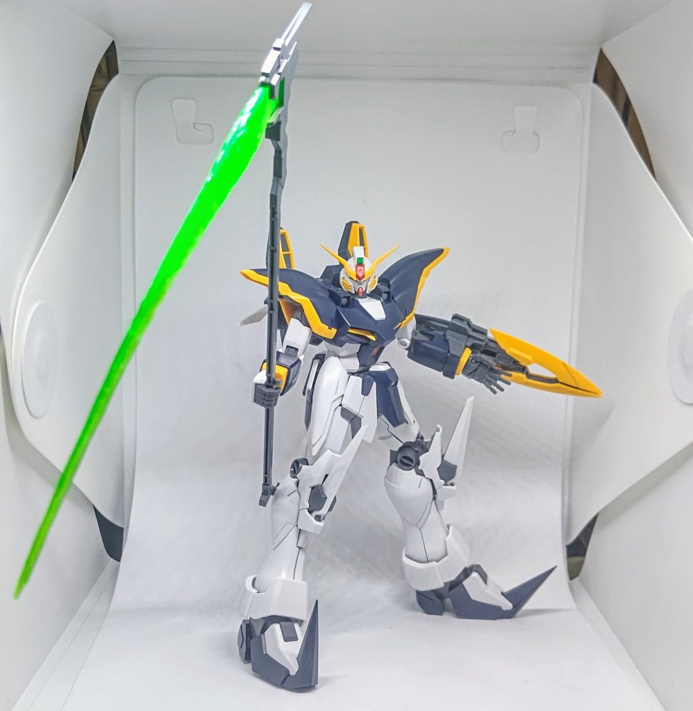 デスサイズの代名詞。ビームサイズを構えてみる。「 死ぬぜぇ…俺を見た者は皆死んじまうぞ! 」