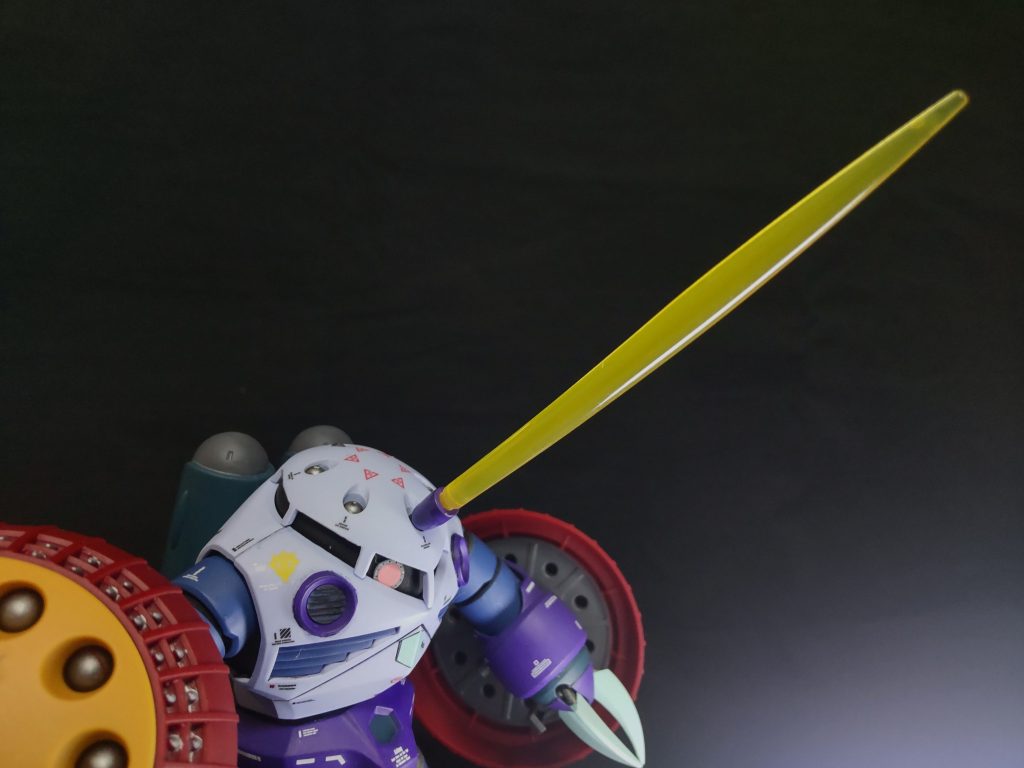 頭部のツノからは、もちろんビームサーベルを発生させます😄。