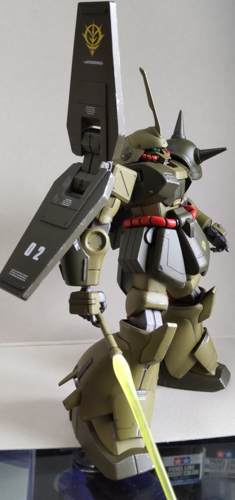 戦国武将っぽいフォルムなのでサーベルが似合います。でもハンドパーツの関係でまっすぐ持てません😭 