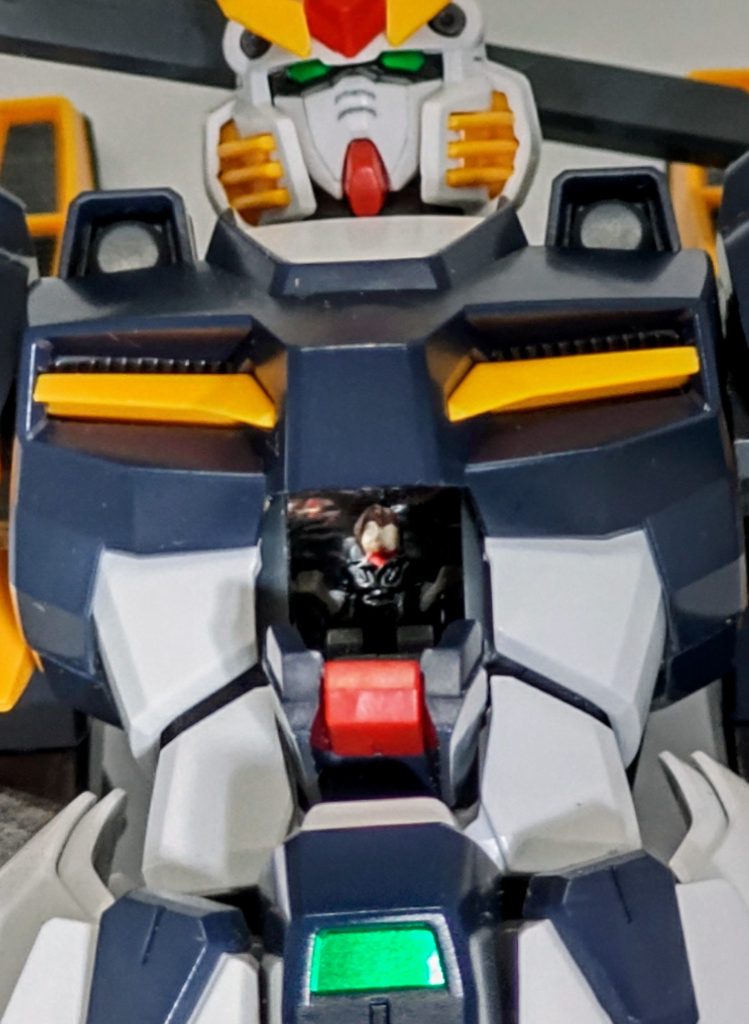 胸パーツを取り付けたところ。下方から覗き込んでライトを当てないとデュオが見えないなw