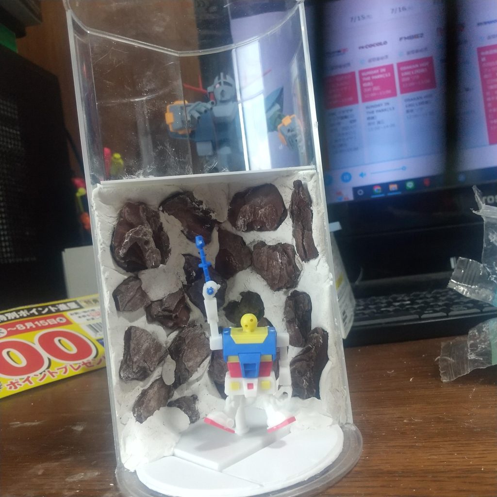 後ろに息子のジオングを置いてポーズを想像する。腰回りに違和感があるので、切ったり削ったりして腰を捻るようにしました。