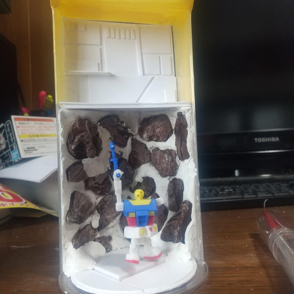 プラバンで上半分に工場や基地っぽい感じを作る。あとは色を塗ったら完成！